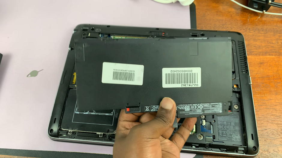 How To Remove/Change Battery On HP Laptop