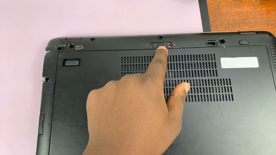 How To Remove/Change Battery On HP Laptop