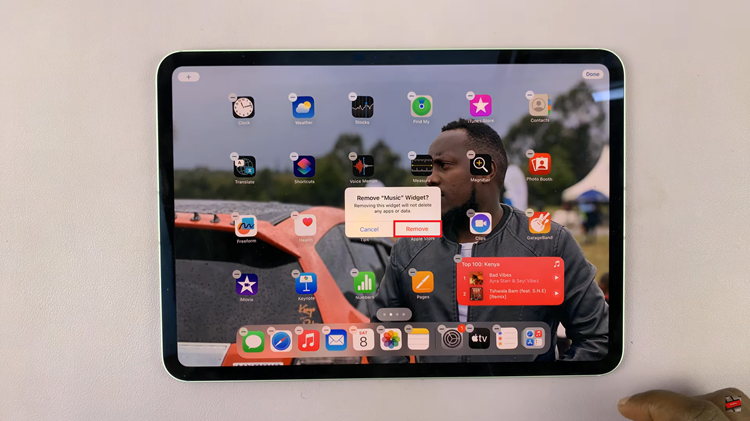 How To Add & Remove Home Screen Widgets On M4 iPad Pro