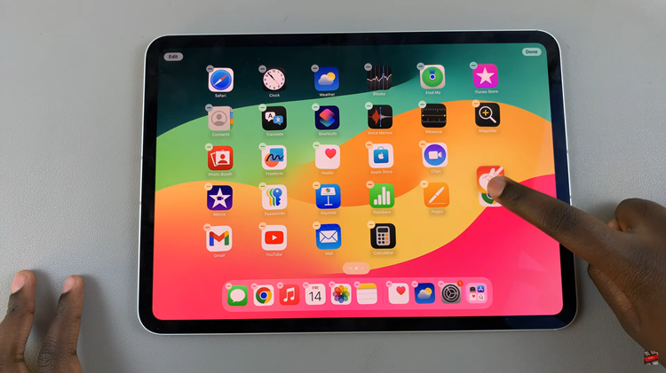 How To Move Home Screen Icons On iOS 18 (iPad)