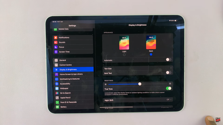 How To Turn ON & OFF Dark Mode On M4 iPad Pro