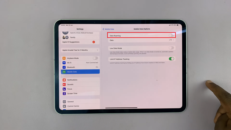 How To Turn ON & OFF Data Roaming On M4 iPad Pro