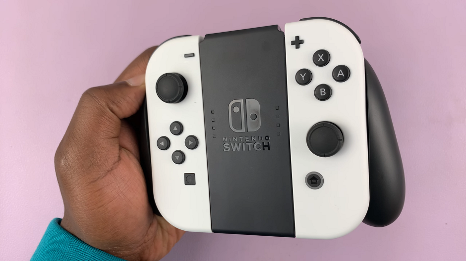 Attach JoyCons On Nintendo Switch Controller Grip