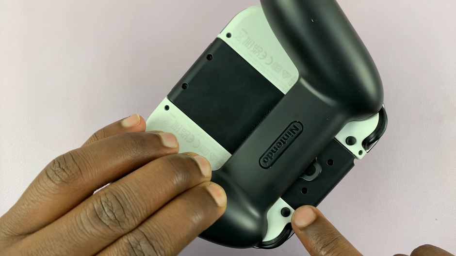 Attach/Detach JoyCons On Nintendo Switch Controller Grip