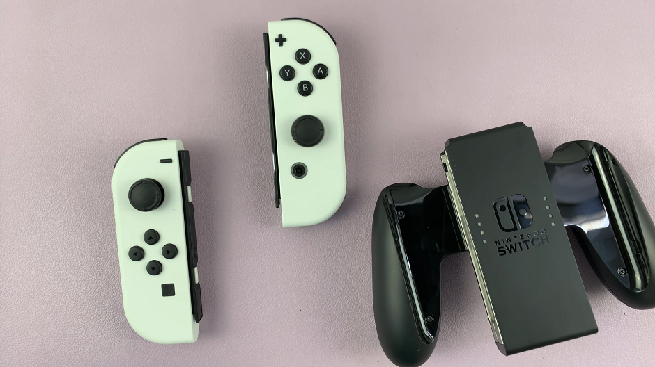 How To Attach/Detach JoyCons On Nintendo Switch Controller Grip