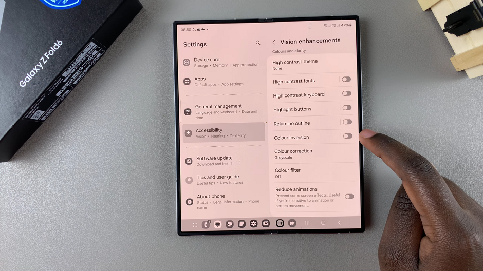 How To FIX Black & White Screen On Galaxy Z Fold 6